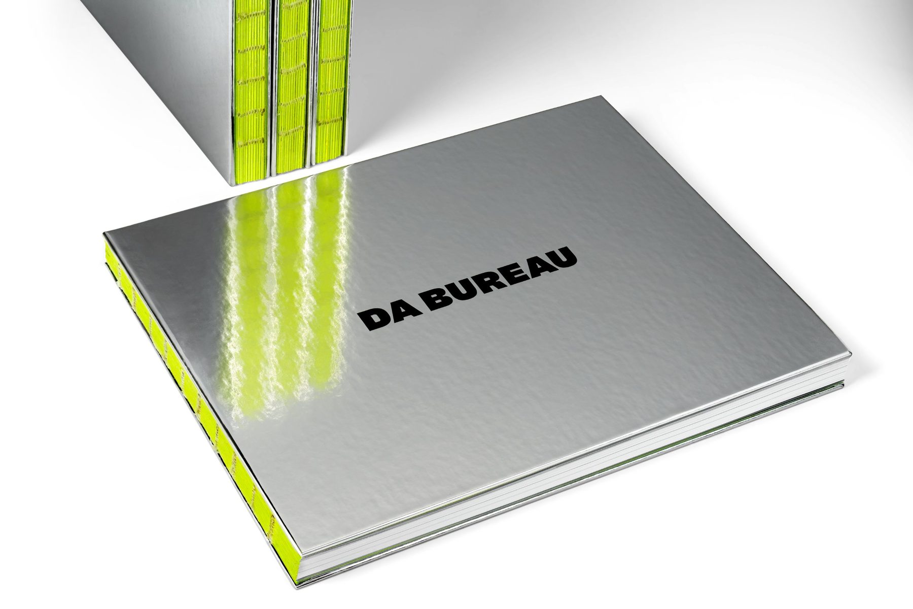 Книга Da Bureau в стопке на светлом фоне