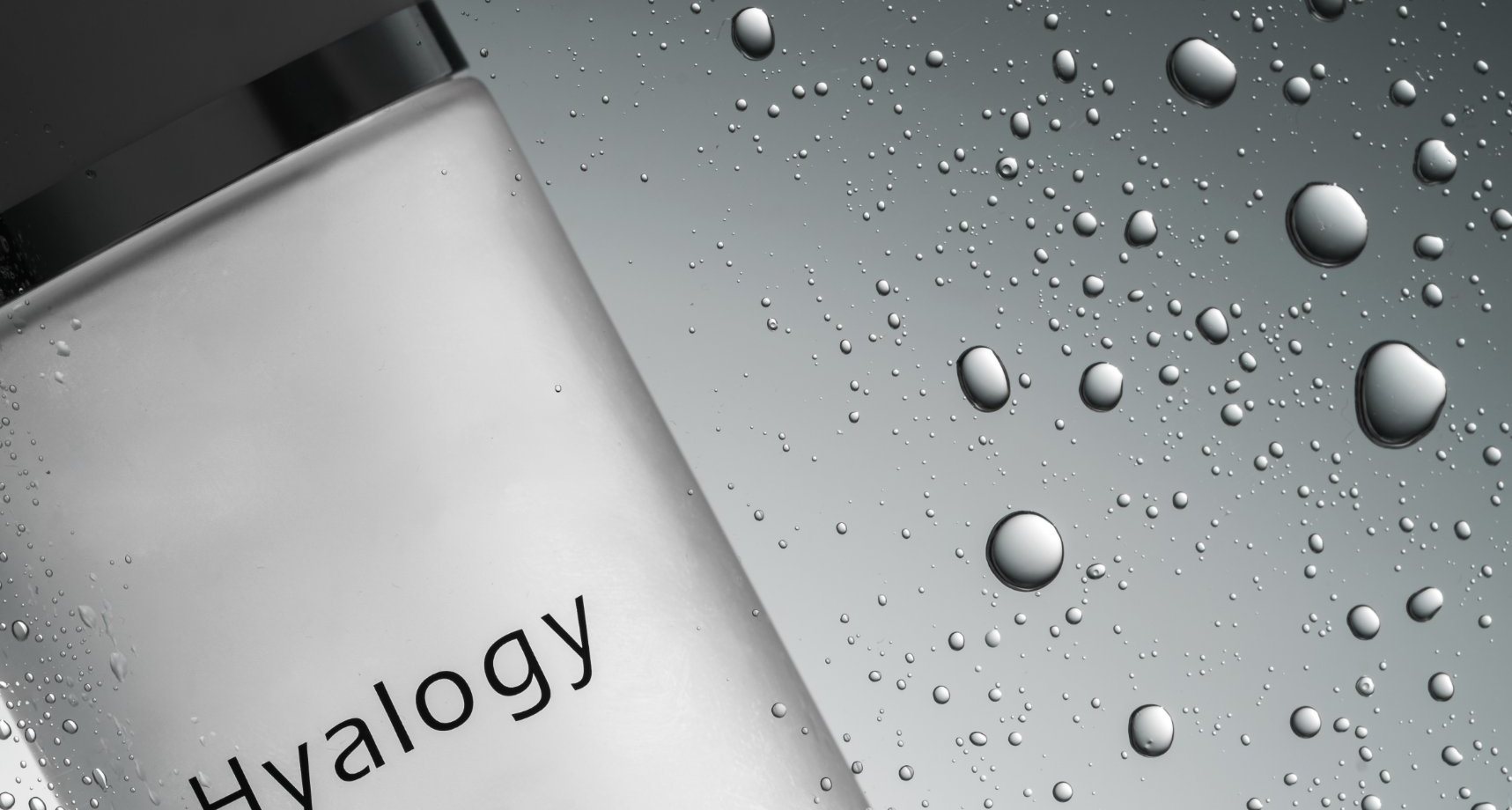 Флакон Hyalogy P-effect refining lotion и капли воды на тёмном фоне
